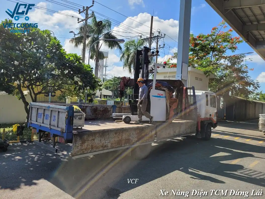 Xe nâng điện đứng lái TCM