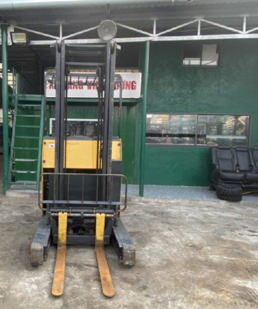 xe nâng điện đứng lái