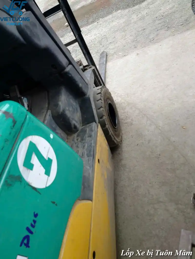 Xe nâng bị tuôn mâm