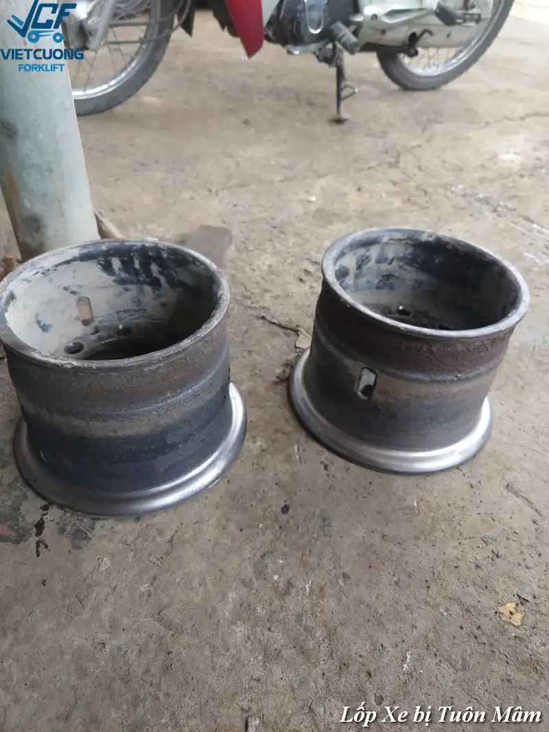 Xe nâng bị tuôn mâm