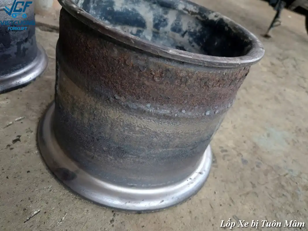Xe nâng bị tuôn mâm