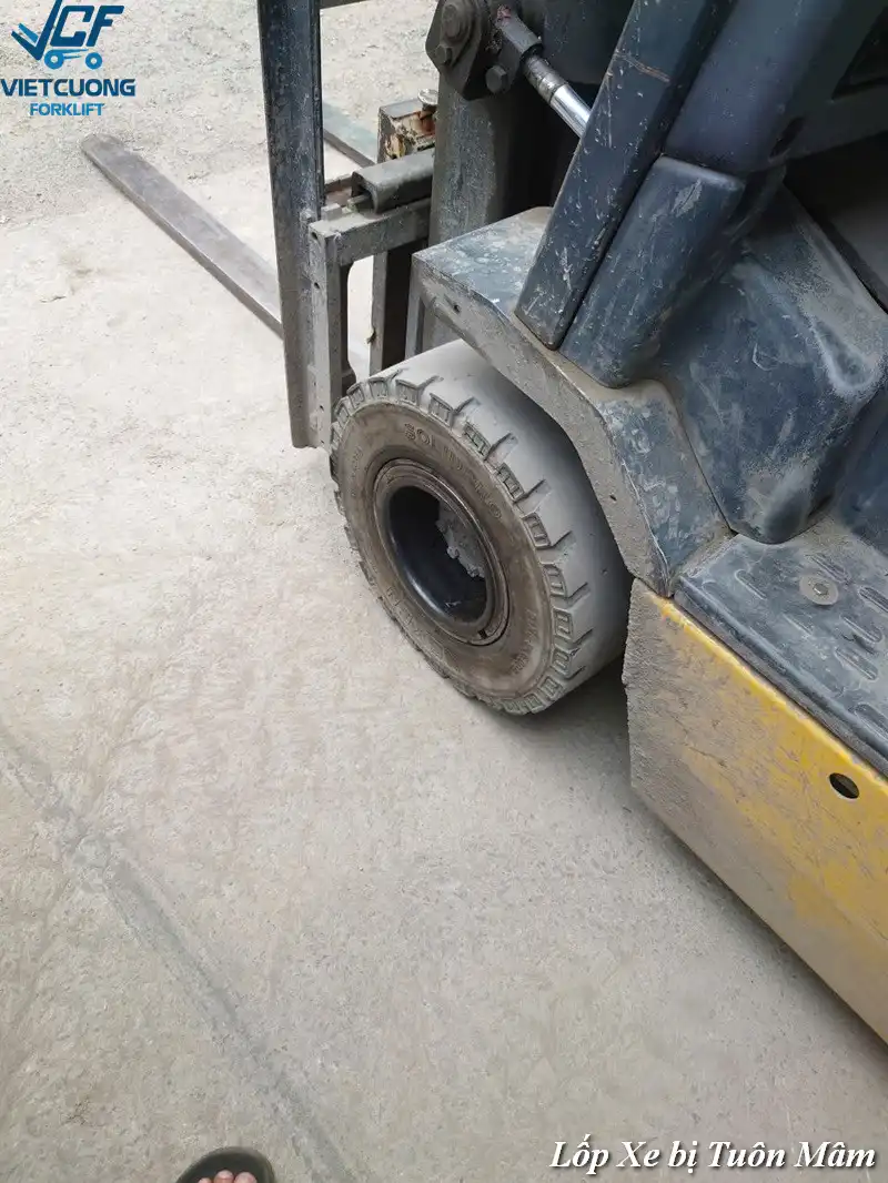 Xe nâng bị tuôn mâm
