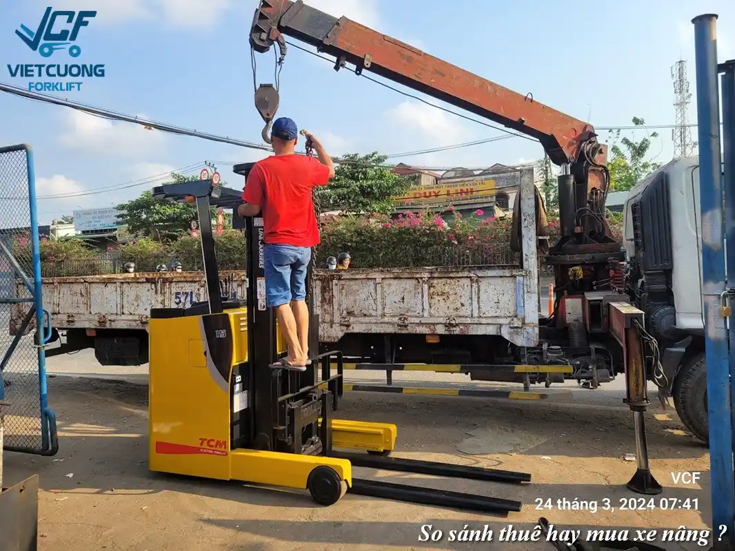 So sánh nên thuê hay mua xe nâng