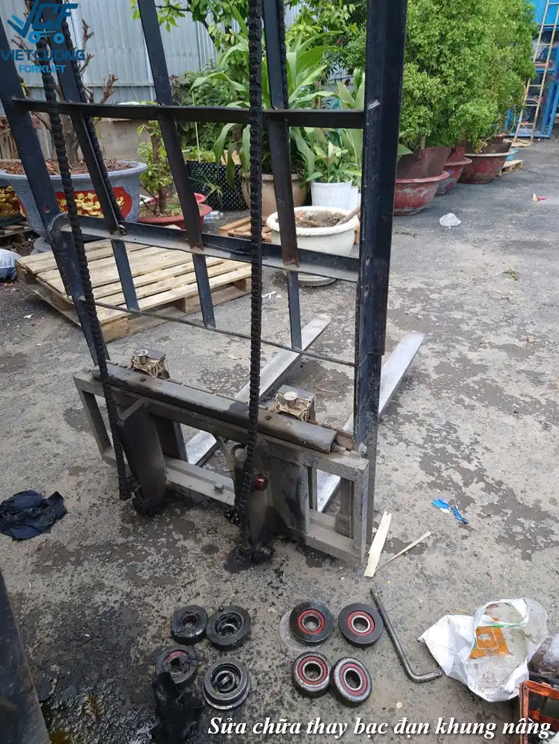 Sửa mặt nạ xe nâng