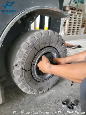 Thay lốp xe nâng Nexen