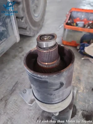 Vệ sinh motor lái Toyota