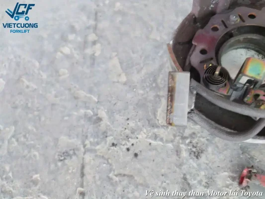 Vệ sinh motor lái Toyota