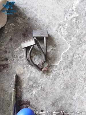 Vệ sinh motor lái Toyota