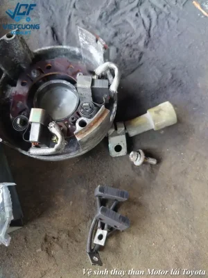 Vệ sinh motor lái Toyota