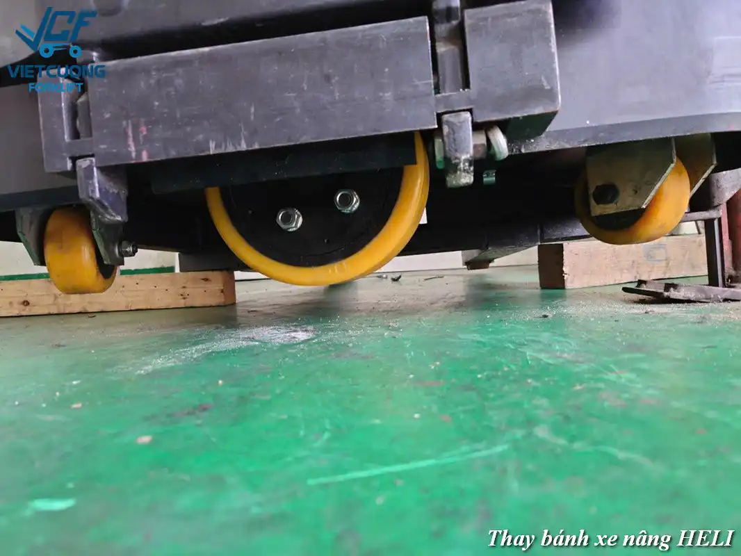 Thay bánh mới xe Heli