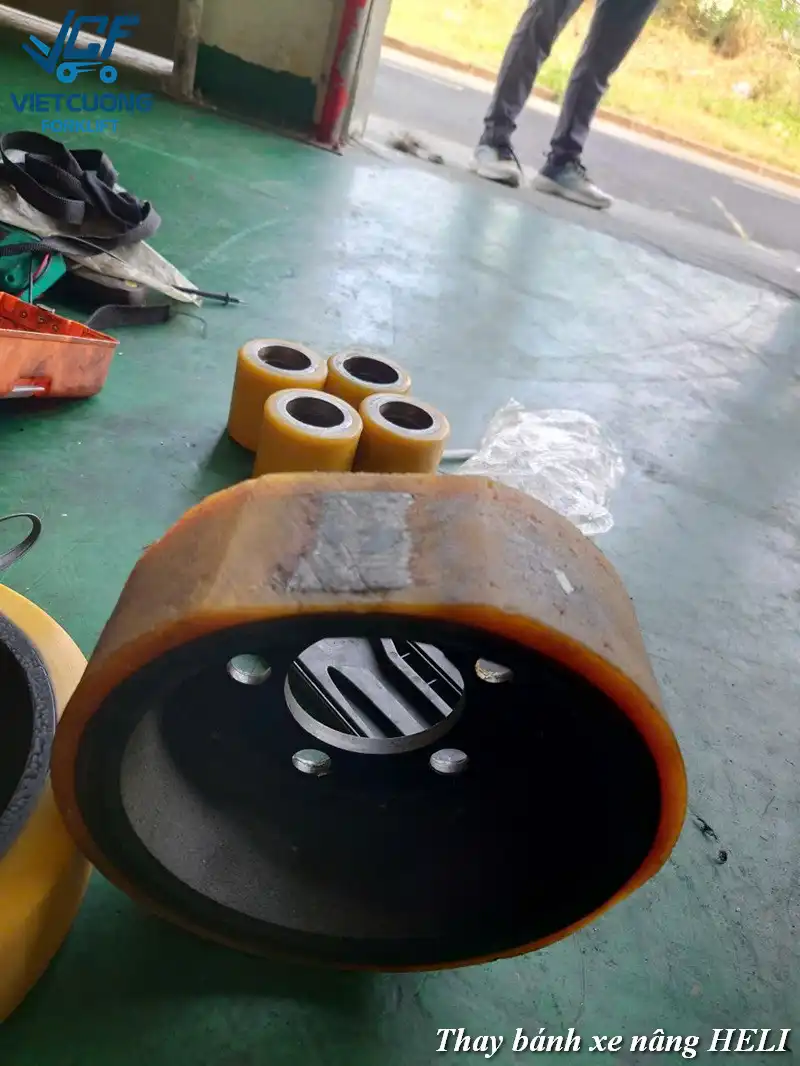 Bánh xe nâng Heli
