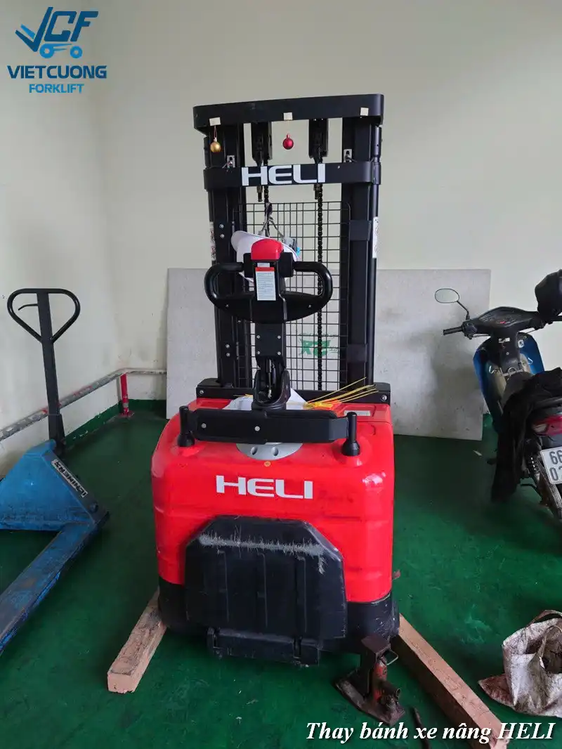 Thay bánh mới xe Heli