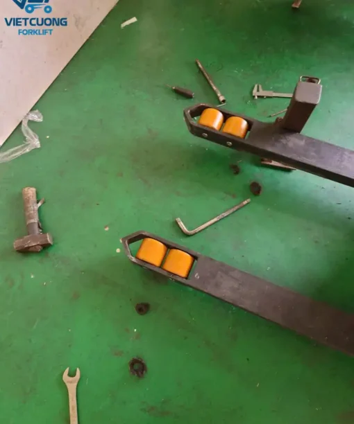 Thay bánh xe nâng Heli