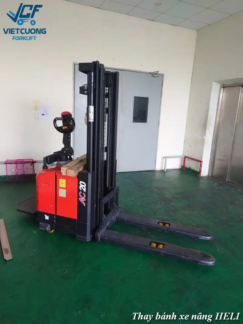 Thay bánh mới xe Heli